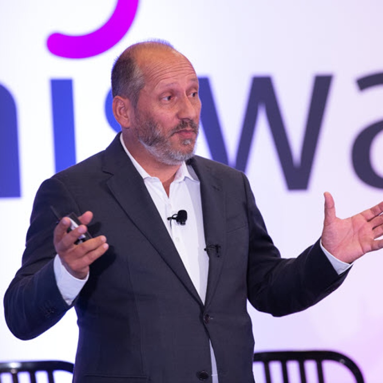 CEO Pierre von Planisware spricht auf Podium